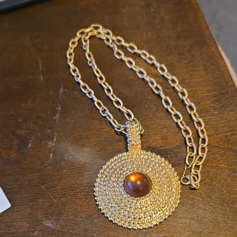 Elegant Gold Pendant Necklace